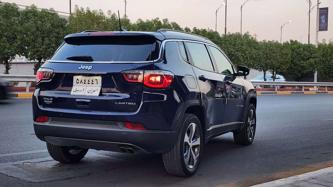 السلام عليكم للبيع جيب كومباس 2018 4x4 فول مواصفات limited ضررها جاملغ الخلفي الايسر بدون صبغ السيارة وبارد جدا بسيط في البنيد 
المواصفات
بصمة تشغيل
بصمة ابواب
فور ويل
تشغيل عن بعد
اوتو هولد
هند ابريك بصمة 
مانع انزلاق
شاشه كبيرة
تثبيت مسار
مثبت سرعة
تحكم ستيرن
كشنات جلد
كشنات تدفئة
كشن كهرباء
كاميرا خلفية
سستم سماعات beats
بعد بيها هواي مواصفات السعر 105 وبيها مجال مكانه بغداد قرب مرور التاجيات للأتصال ***********
