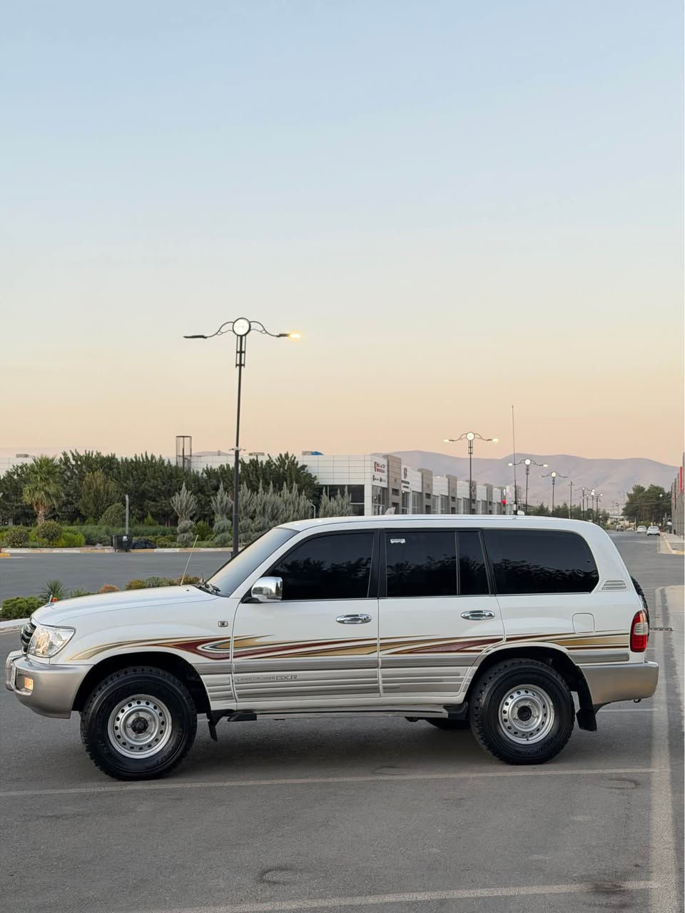 مۆنیکا 2002 GX.R
گێڕ و مەکینە و ئەکسلو دەبڵ ئەکسل بە شەرت
پێش تەبەڵە مەرغووب
مواصفات سێ ڕوبعە
‎ناوزەرد_سەلاجە_تەبرید مەرکەزری_٤جام کارەبا_سوکان ئێرباگ_دەبڵ فڵەچە_هۆک بیلادی

٤تایە و ویلی دەنلوبی لۆکی لەژێرە
‎تەقەو ڕەقە هەمووی بەشەرت
پێش و دوا چرکەی تیانیە
جێلەزگە بەشەرت پێوەی نەسوتاوە ژێر طلیشەکانیش بەشەرت
دەعامی بۆ دەعامی بەشەرت هەموو گیانی لەسەر دەقی 
شەریکە ماوەتەوە یەک دینار مەسرەفی تیانیە 
سەیارەکە ٤ پارچەی بۆیاخە قرچێکی ناو دەرگاکەی هەیە و تەواو 
سەنەوی و ڕەقەمی تازەیە تەحویل و غەرامەی بەشەرت
سعرێک خوار هەموو بازاڕ  ۱۲۲ گەڵا و مەجالێکی زۆر کەم 
شوێن سلێمانی *********** السليمانية, العراق
