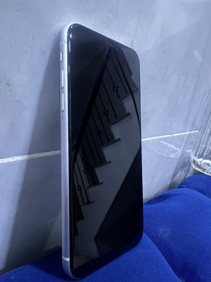 السلام عليكم جهاز ايفون xr كلش كلش نضيف بطارية ٧٩الشاشة اصلية مبدلة سعره ١٧٥ العنوان بغداد الحرية يوجد توصيل وذا تحب انته تعال بنفسك افحصه بصمة الوجه شغاله ***********
