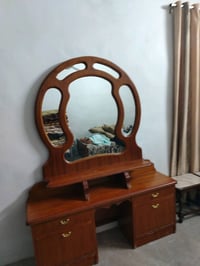 ميز تواليت للبيع السعر 60وبي مجال قليل واتساب فقط للاستفسار 0774928724...