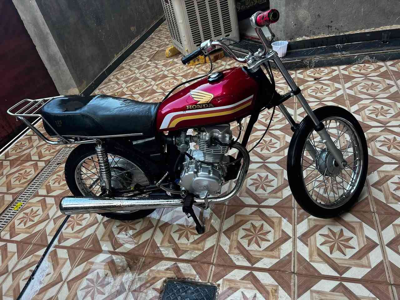 السلام عليكم 
دراجه كلك كلك كلك مفتوحه للبيع 
شلعه بيها قويه دراجه نضيفه وحلوه 
السعر 475 بيها مجال مكانها قضاء الغراف 
للتواصل ***********
