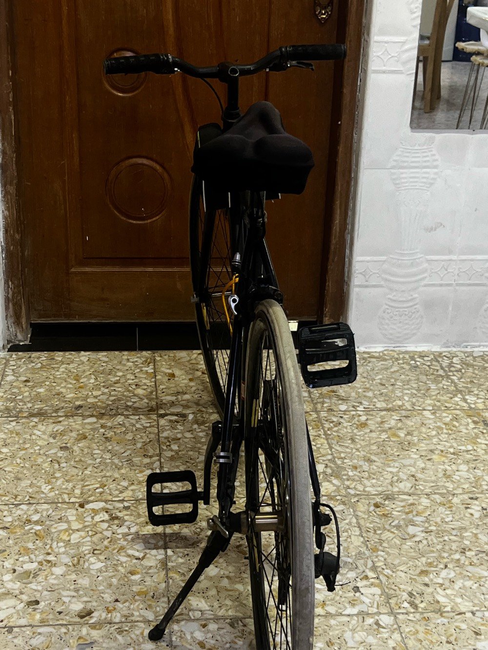 باسكل c700 نظيف وحلو وراقي جدا وعملي بل شارع يحتوي على ستناد مطاره وجنطه وفسفوريات بل تاير وكشن مبطن باسفنج العطل الوحيد تايرات فقط بأشكل حلو ونظيف
سلام عمي، شنو الموديل/الماركة بالضبط؟ وإذا تعرف المقاس همين (مثل 26 أو 27.5 أو 700c) اذكره حتى يكون الإعلان أوضح.: 
26
الباسكل شغّال 100%؟ بيه أي عطل ثاني غير التايرات، مثل السلسلة/السرعات/الفرامل/الستناد؟: 
لا بس التايرات
تايراتها شنو وضعها بالضبط: تحتاج تبديل بس، لو بيها ثقب/تآكل/تفريغ هوا؟: 
تبديل فقط 
المكان وين بالضبط بالعراق؟ وأي مدينة/منطقة حتى الزبون يعرف وين يراجعك.: 
بغداد شارع فلسطين حي الإدريس 
تقبل فحص وتجربة قبل الشراء؟ وشنو آخر سعر نهائي ويا مجال بسيط لو السعر ثابت؟: 
بي مجال 