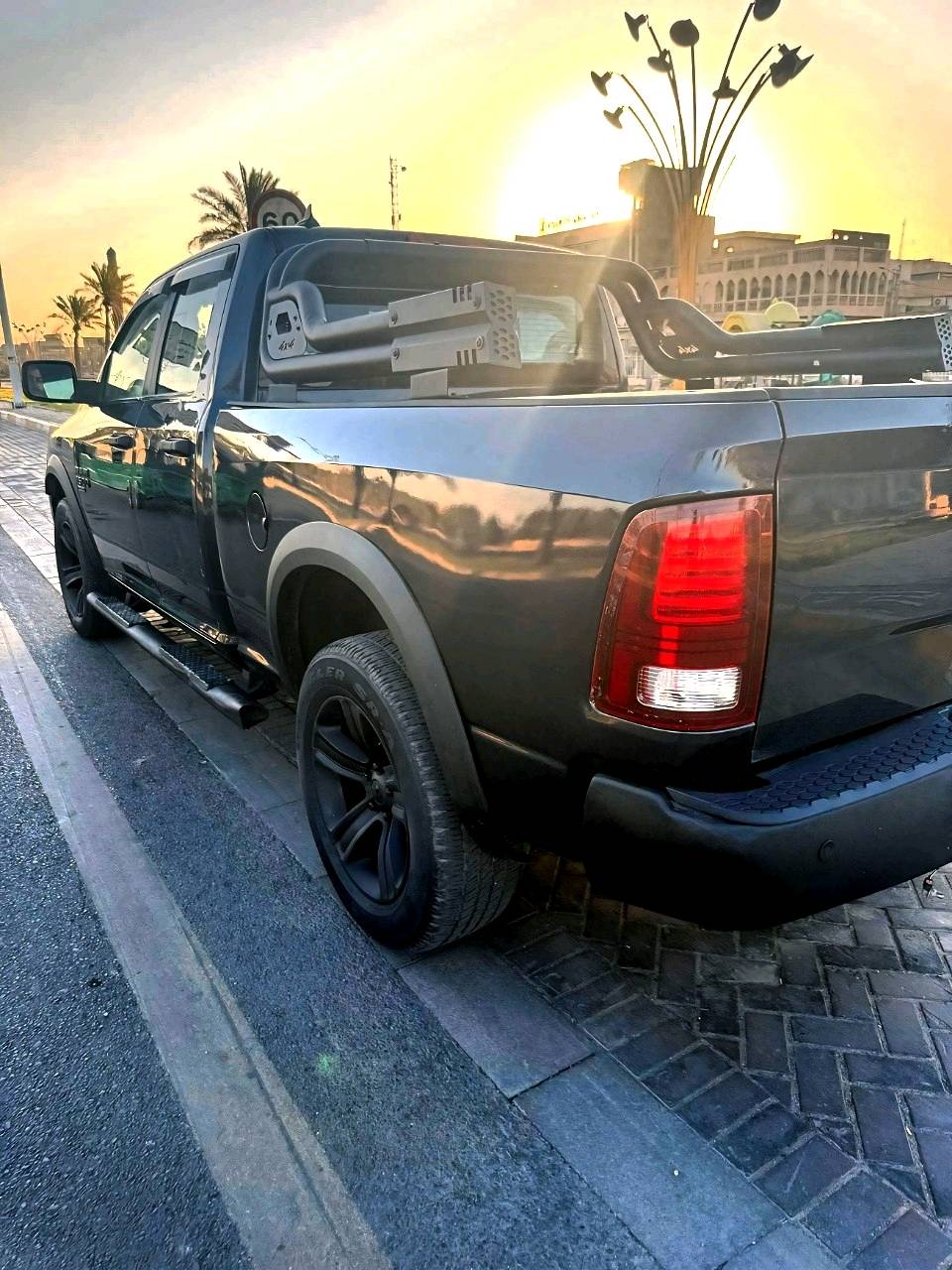 السلام عليكم 
للبيع دوج رام كلاسك موديل 2021
السعر 165 
باب قصير بدي طويل 
محرك 3600
فور ويل 4×4
كشن منفصل فرس 
شاشه حجم كبير 
كشن كهرباء
تدفئه بالكشنات 
تدفئه استيرن 
تخم تاير 
كير محرك كفاله 
ضربة امريكه جاملغ وبنيد امامي 
داخل العراق جاملغ خلفي 
مكان السيارة بغداد مدينة الصدر
اتصل وتدلل (***********)