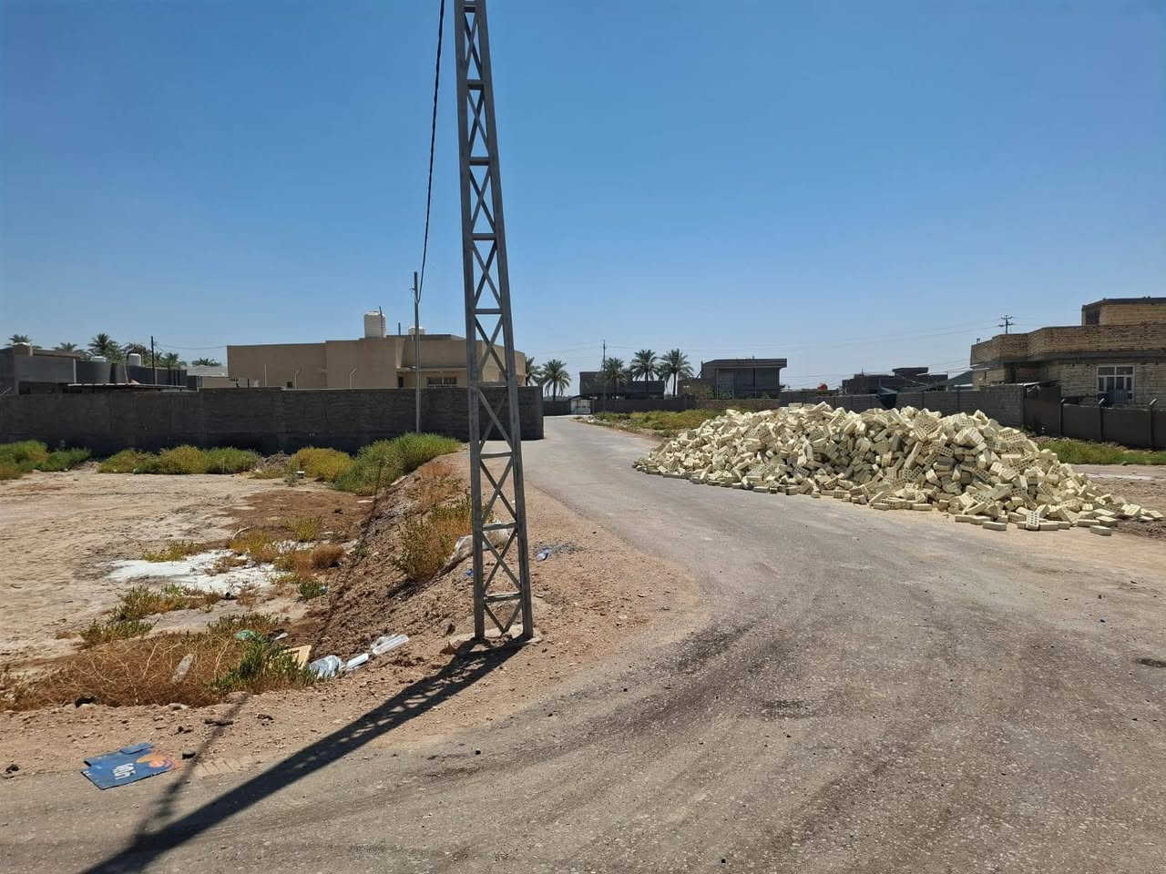 قطع للبيع المساحه 200 متر طابو زراعي سند 25 العنوان ورديه داخل السعر 37 وبيها مجال يرهم مراوس بسياره الرقم ***********
