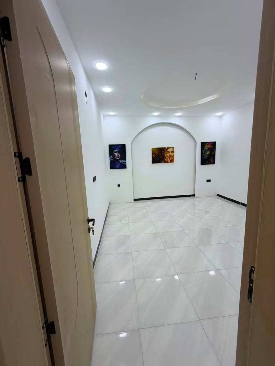 🏡 دار سكن للبيع – حي الجامعة (مجمع حيدر حجي هندي)

تعرض عقاري متميز لدار سكن حديث البناء ضمن موقع مخدوم وهادئ.

​تفاصيل العقار:

​المساحة: 200 متر مربع (🧿).

​طبيعة البناء: أساسات وسقف كونكريت مسلّح بالكامل.

​سنة البناء: 2025 (حديث جداً).

​العائدية والسند: زراعي - سند 25 (تحويل مباشر باسم المشتري).

​التصميم الداخلي والخارجي:

​غرف نوم عدد (2)

​صالة واسعة

​استقبال ضيوف

​مطبخ

​مجموعات صحية (داخلية وخارجية)

​طارمة خارجية + مناور للتهوية والإضاءة

​الموقع:

حي الجامعة – داخل مجمع حيدر حجي هندي.

​📞 للتواصل والاستفسار:

​واتساب / اتصال: ***********
