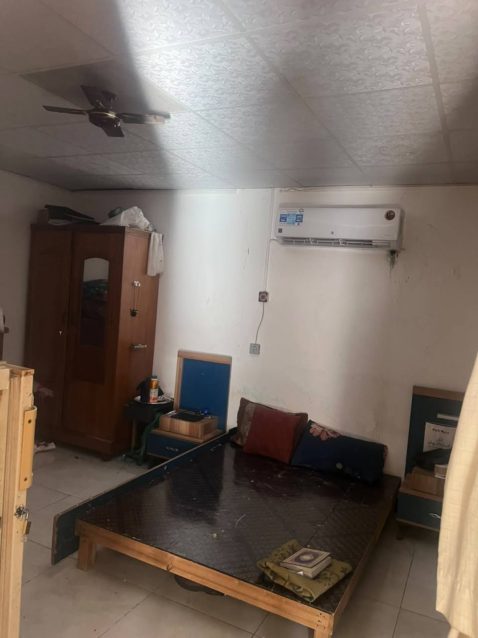 بيت للبيع عنوان جبيله بشارع الجنسية 
يتكون من غرفتين وهول وديوانيه ومطبخ وصحيات
موقعه كلش حلو وجيران قليل 
وماعلي ازاله البيت بناء جديد كلش مرتب بس سندويج
الغرف 4/5 غرفتين نفس القياس
ب19 وبي مجال الشراي يتصل وبخدمته 
*********** البصرة, العراق
