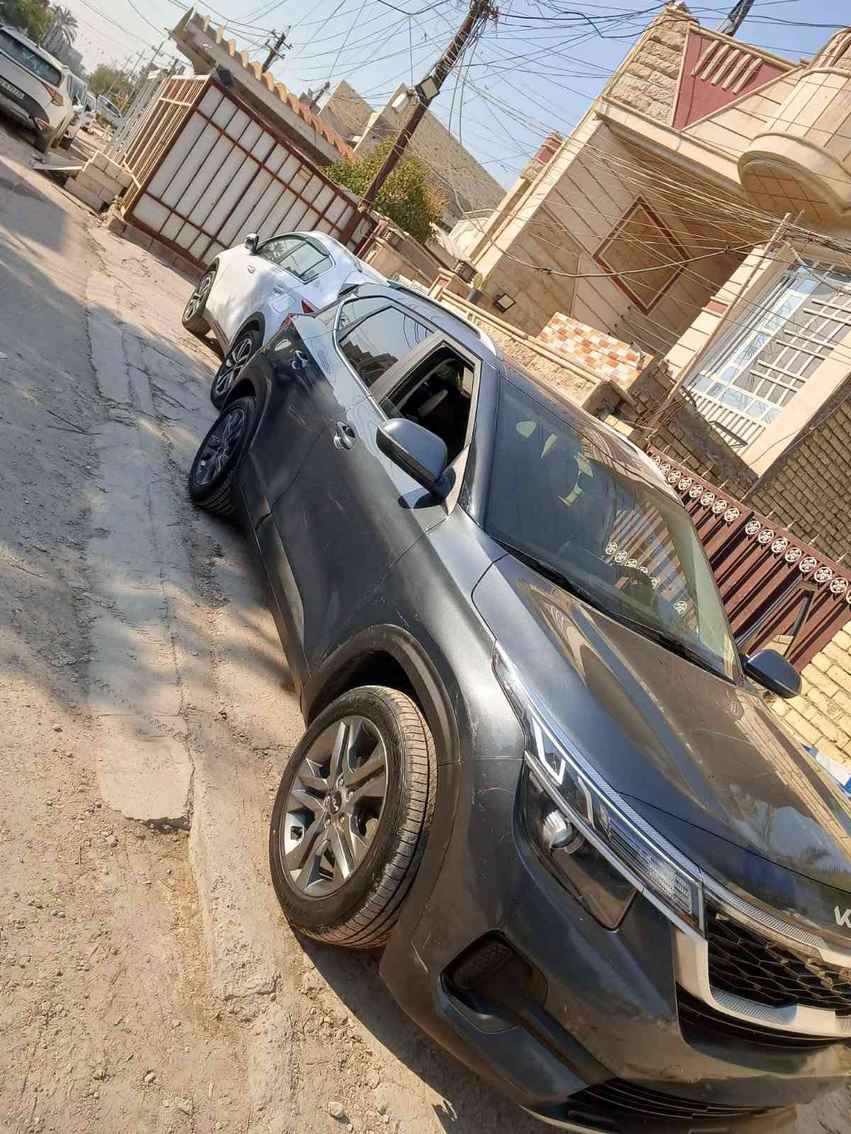 السلام عليكم كيا سيليتوز وارد امريكي للبيع فقط السياره فول ماعده الفتحه مرقم بغداد جاهزه تحويل ثاني يوم مكينه ٢٠٠٠ قطعتين تبريد جلد وتحكم ورادارات وتحديد مسار وانضمه قياده وكامره قطر وكامره دواره واشاير بل مري السياره حادثه بنيد وجاملغ بنيد ربعه مصبوغ ولجاملغ بارد بدون دواخل ايرباك دركه  مكان السياره بغداد حي المعلمين السعر ١٥٥ ورقه وبيهة مجال للاستفسار على الرقم ***********
