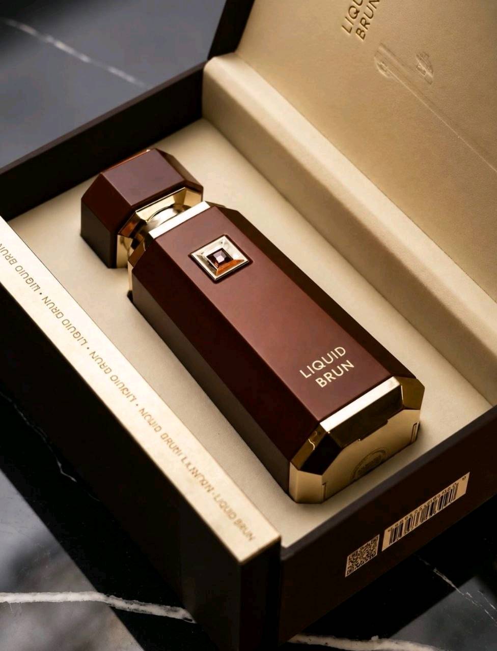🤎 عطر ليكود برون – ليكود برون 
🤎 LIQUID BRUN – FRENCH AVENUE 🤎

 العطر  اللي جمع بين الفخامة، الدفء، الحلاوة واللمسة الشرقية… فـ Liquid Brun من French Avenue  🤎🔥
عطر بطابع عنبري – فانيلا، يبدأ بنفحات منعشة ودافئة من القرفة والبرغموت والهال وزهر البرتقال، وبعدها تظهر فانيلا البوربون بشكل كريمي وحلو مع الإليمي، حتى يستقر العطر على قاعدة غنية تجمع البرالين، المسك، الأمبروكسان وخشب الغاياك لتعطيه عمق وفخامة وثبات مميز.
🌿 المقدمة:
🍊 برغموت
🌸 زهر البرتقال
🌶️ قرفة
✨ هال
🤎 القلب:
🍦 فانيلا بوربون
🌿 إليمي
🔥 القاعدة:
🍬 برالين
🪵 خشب الغاياك
✨ أمبروكسان
🤍 مسك
ريحة دافئة، حلوة، ناعمة وفخمة، وتناسب اللي يحب العطور الملفتة بدون ما تكون ثقيلة بشكل مزعج. وتبرز حلاوة الفانيلا والبرالين مع التوابل والخشب بطريقة تخلي الرائحة مميزة وسهلة

🤎 عطر بطابع فاخر، دافئ وحلو، يجمع الفانيلا والتوابل والبرالين والأخشاب في تركيبة جذابة تخلي حضورك ينحفظ بالذاكرة.

 المنشأ الإمارات 🇦🇪💯
الحجم 100 مل

السعر 30 الف
🚘يوجد خدمة توصيل لجميع محافظات العراق ٤ الاف🚘
