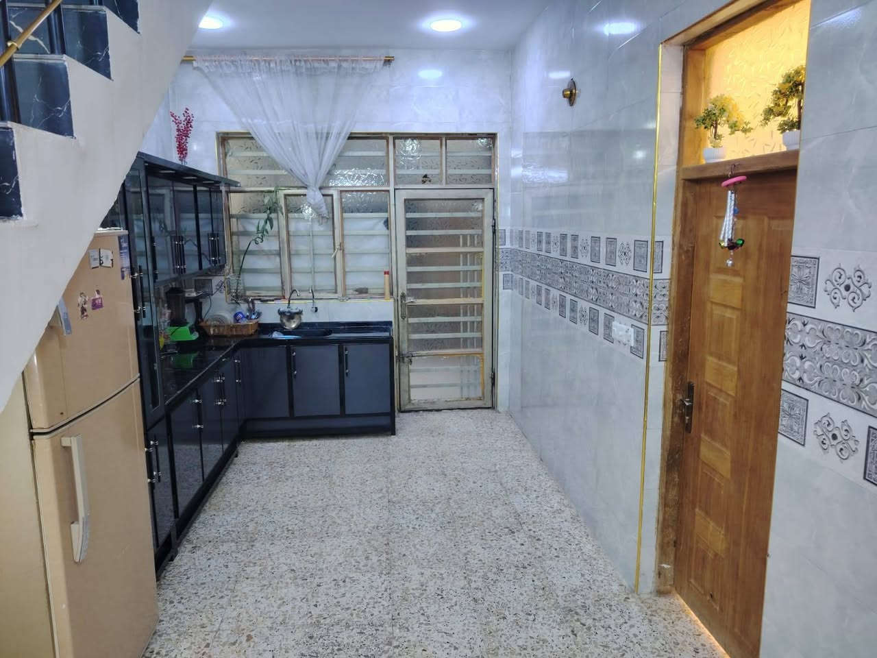 السلام عليكم بيت البيع مساحه 75متر  زراعة سند 25بيت كامل اي نقص مابي ثلاثه غرف نوم و حولي ثنين و صحياة ثلاثه كامل العنوان بضهر طوارا مال الشعله بضهر شارع محمد الصافي كامله خدمات ماء كهرباء و مجاري رقم صاحب دار *********** /*********** غير متواجد على الفيس

