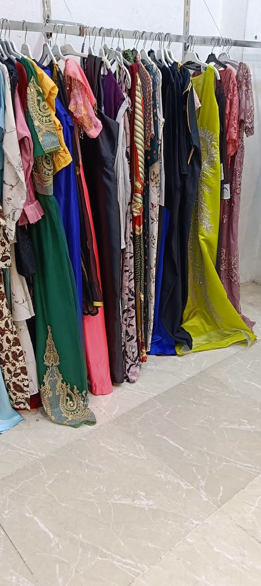 عروضات جديدة وبضاعة جديده وأسعار مناسبة جداً 🔥 
علق ب 👈تم ليصلكم كل ماهو جديد ♥️ 
  فستان نسائي طويل فستان مناسبة،+فستان طلعة 
يتوفر جميع الوان 🌈 والأحجام والموديلات 👌 
السعر من 👈 5 الاف  الي 10 الاف حسب القطعة والمديل 
عنوان المجمع سوق الميثاق مجاور خياط البزاز قبل نهاية السوق للاستفسارالاتصال على الرقم ***********📞 أو على الوات ساب 📱🌹 وأهلا وسهلا بزبائننا الكرام 🌷🌹
