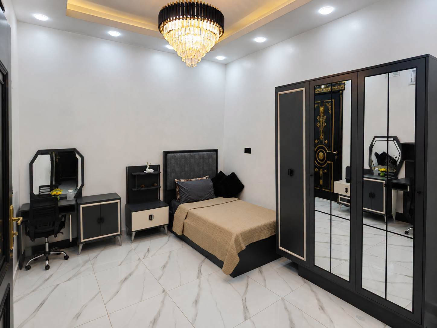 بيت للبيع  حي الوليد 🏡 مقابل الميثاق
دار بمساحة مناسبة وتوزيع عملي، طابقين ونص ، وتفاصيل تخدم العائلة الباحثة عن بيت مرتب بمساحات مريحة.

📍 الموقع: حي الوليد 

📐 المساحة: 150 م²  

📏 الواجهة: 10 متر ❌ 15 متر + فضله

🏠 عدد الطوابق: طابقين ونص 

━━━━━━━━━━━━━━

تفاصيل الدار

🔻 الطابق الأول:

▪️ كراج

▪️ مطبخ حار

▪️ مطبخ بارد

▪️ صحيات داخلية

▪️ هول

▪️ استقبال

▪️ غرفة نوم 1

🔻 الطابق الثاني:

▪️ غرف نوم عدد 3

▪️ هول داخلي

▪️ صحيات

🔺 الطابق الثالث :

▪️غرفة نوم 1 

الدار يباع مع الاثاث بالكامل كما موضح بالتصوير 
نضام سبالت 
نضام دكتات 
نضام كاميرات 

  سبالت عدد 4 / مبردة عدد 2 مركزية / ثريات / سطح بورسلين بالكامل / غرف نوم / مطبخ / طخم عدد 3 …

━━━━━━━━━━━━━

📲 للتواصل:

▪️ ***********

▪️ ***********
