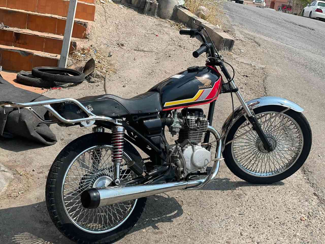 سەرەتا بە ناوی خوا
سۆلینک 2023
بـۆفـرۆشتـن 
ماتۆرەکە. تابلێیت مەزبوت و بەقەوەتە  ماتۆرە سلندەری گەورەیە  ماتۆرەکە تاقم وایەری پێوە ماوە هەتا بلێ بێعەیبە  هەردوو ویلەکەی تازەیە 
نرخەکەی ٣٩٠ هەزار و مەعاملە یەکەم 
شوێن سلێمانی 
ژمارە مووبایل ***********
