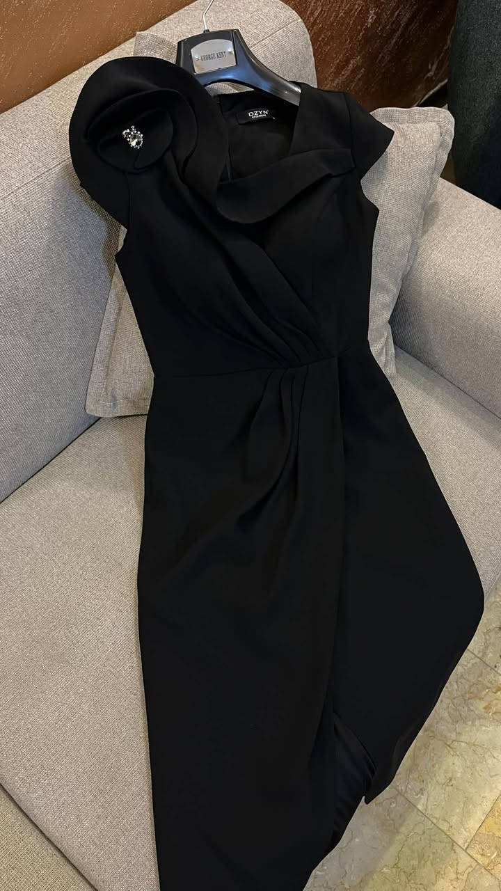مرحبا
عندي فستان مستعمل ملبوس مرتين للامانه اخذته 
من محل ديزاين Dizayn الي بلمنصور قياس 36 
اشتريته ب150  الف ابيعه ب50 الف متوفر توصيل اذا تحبون
