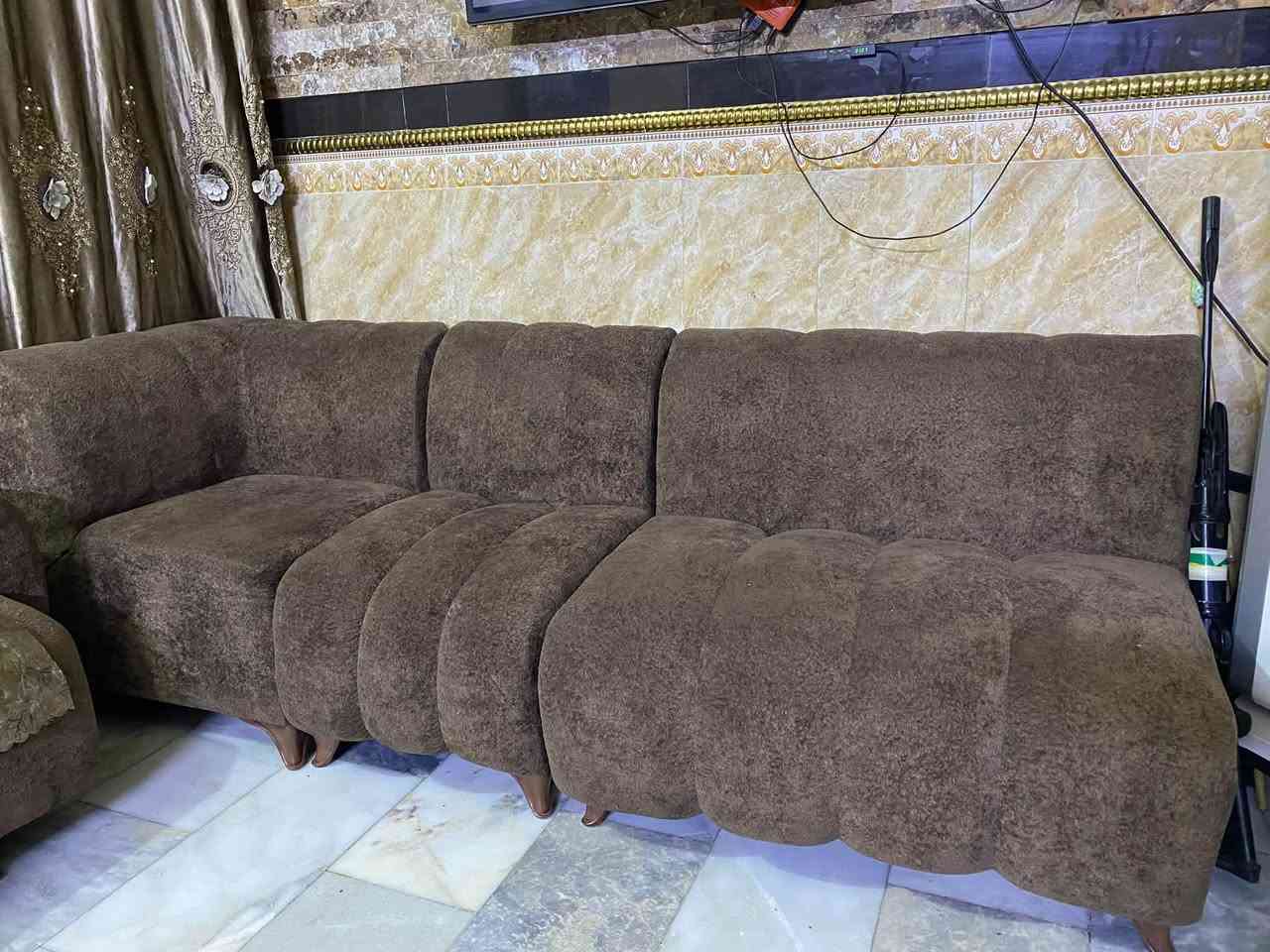 تخم للبيع ١٠ مقاعد مع طبله و٦ كوشات ب٣٧٥ وبي مجال جديد مستعمل شهر فقط ***********واتساب
