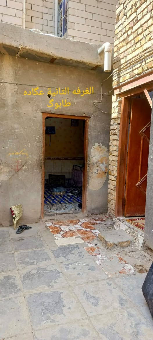 السلام عليكم  
بيت خلفي واجهه تقريباً 3 مترات طابو مشترك باسمي احوله رأساً موقع مميز 80 متر بالطابو واقع حال اكثر من 80م 
البناء طابوگ جديد وبلوك على 4 شوراع 
 مكون من
 غرفتين
الغرفه الاولى 6×3.5 
الغرفه الثانيه 5×3 
 ومطبخ
 وساحه كبيره 7×4 تصلح صاله هول 
وحمامات 
العنوان سوق الشيوخ شارع موكب العقيله اول فرع من تنزل من جهة الصوره رابع بيت عن الشارع
 سعر 45 وبي مجال للشراي
 الاخلاء خلال فتره قصيره

واتساب ***********

نص مكتوب في الصور:
- الغرفه الثانيه عكاده طابوك
- الغرفه الاولى طابوك