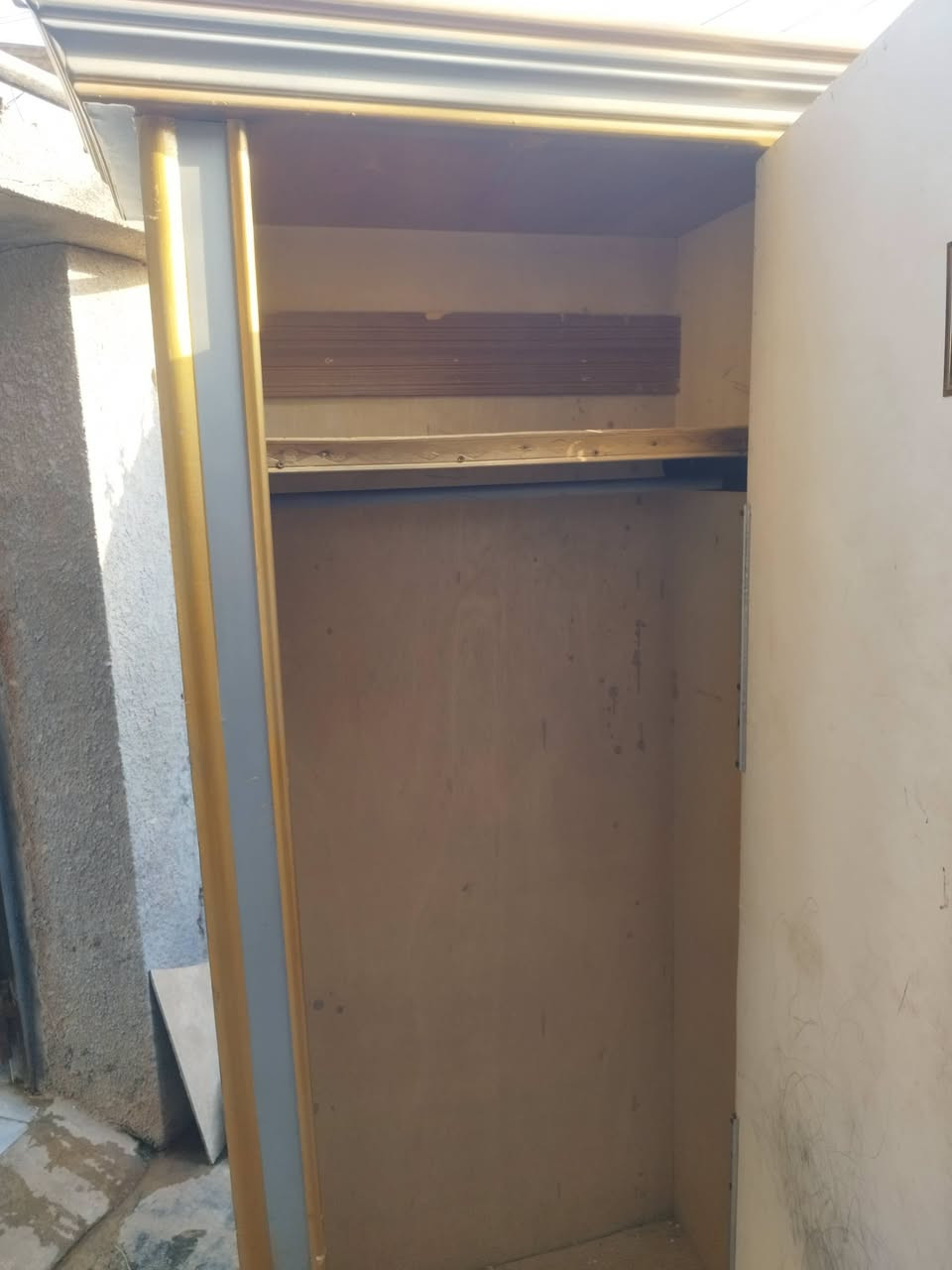 يا الله بيع مستعجل كنتور تك باب خانه وبوري تعاليك واسع عدال بابين موديل حديث سعر ب 40 الف سعر اخو البلاش  مكاني ابو غريب شهداء شارع السكلات  ***********
