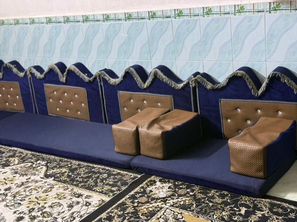 تخم جلسة عربية ١٦ متر للبيع اللون والنظافة كما في الصور
السعر ٢٠٠ الف دينار 
المكان : النجف حي النفط 
للتواصل واتساب فقط
***********
