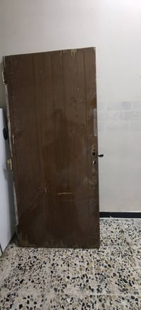 باب خشب اصلي ثقيل للبيع نقصه بس صبغ بسعر مناسب