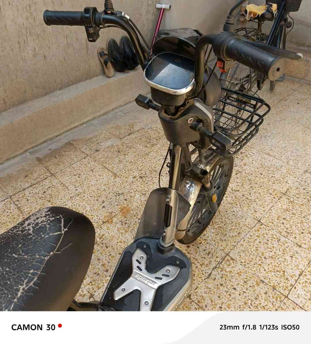 السلام عليكم
ماطور شحن للبيع...... 
4 بطاريات 
حجم 20 
اطارات جدد 
كهربائيات شغالة 
سعر 150 وبي مجال بسيط... 
تواصل وتساب: ***********
او تواصل مع الصفحة علخاص
