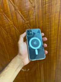 ايفون ١١ عادي  حي سلام 07856337096
