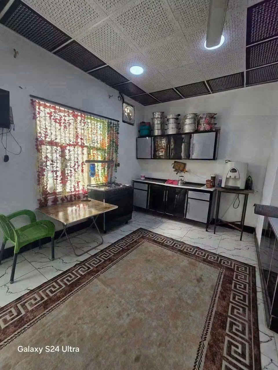 #بيت لبيع بشارع المطارالجديدبشارع السبيس على الشارع البيت المساحه ١٤٠متر مربع يحتوي على غرفه وصاله ومطبخ وستقبال وطارمه ومكشوفه وصحيات السعر ٧٠ للستفسار ***********مكتب بركات ام البنين قرب اسواق فدك مقابيل شارع السبيس البيت يصلح عياده او مجمع موقع راقي بس العرصه هيه فوك ل ٦٠ بايعك سعر عرصه
