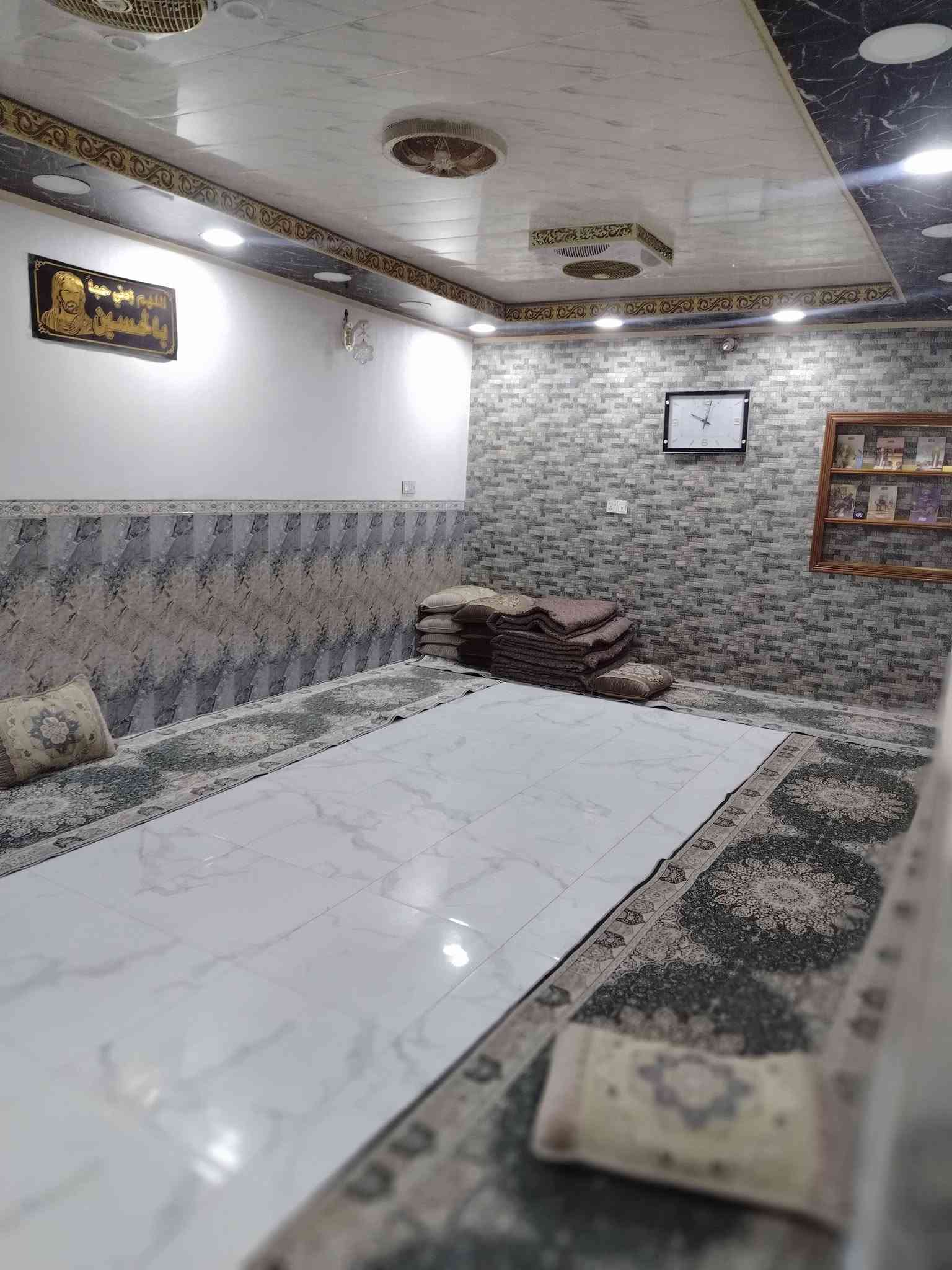 بيت للبيع مساحه 250 م. طابقين الطابق الاول من استقبال 8.4 و مطبخ بارد 7.4 وصاله 4.9 وغرفتين  4.5 و مجموعه صحيات ومطبخ حار 2.5 والطابق الثاني 2 غرف  وحده 8.4 والثانيه 7.4 ومجموعه صحيات. مكان حي العسكري  حي الصادق بل قرب من مدرسة الخلود للتواصل. ***********
