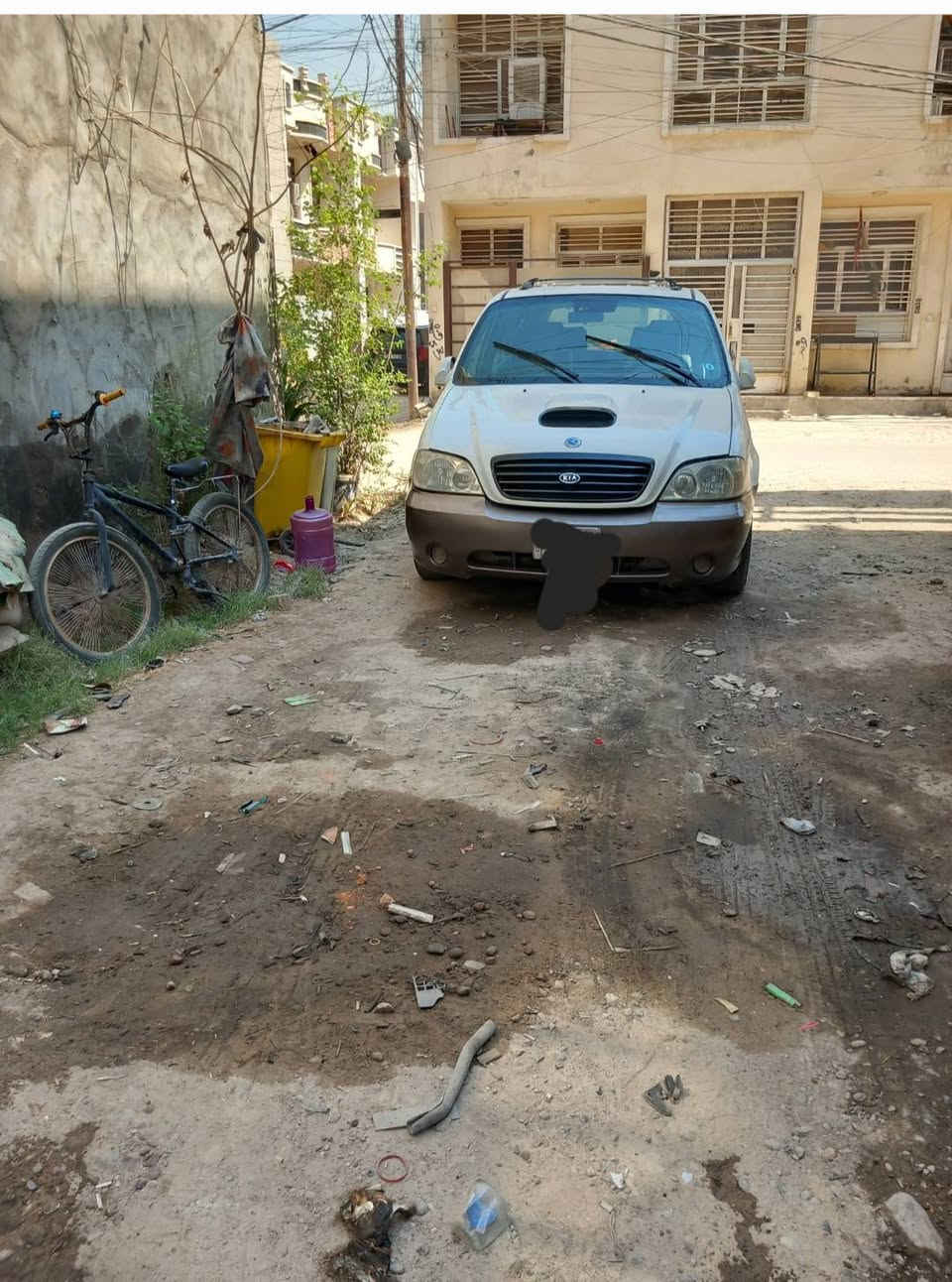 السلام عليكم من رخصة الاداره كيا كرنفال موديل ٢٠٠٠ كاز اتوماتيك ٤ سلندر سوبر رقم بغداد ٩ راكب محرك كير حلوات تبريد شرط فول جام اتماتيك مري شفط دوشمه جديده خرفه حلوه باتري جديد تايرات نضيفات مصبوغه حزام للجماليه مكفوله من ظربه او كص سعر ٥٣ وبيه مجال حك الجيه *********** مكان السياره بغداد
