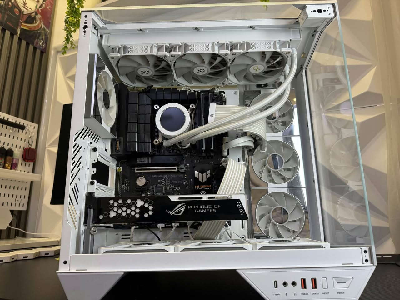 COOLER XIGMATEK FROZR-O1I 
STRIMER RGB M.8+GPU 
CASE DARK FLASH DY470 WHITE 
TEAMGROUP NVME MP44Q 1TB  
M.B B760 ASUS TUF-PLUS WIFI D5 
CPU 14700FTRY
RAM GSKILL RGB 6000 2x16 
WHITE 
PSU MSI 850W GOLD GEN 5

تجميعه مستعمله نضيفه جدا بدون كرت
