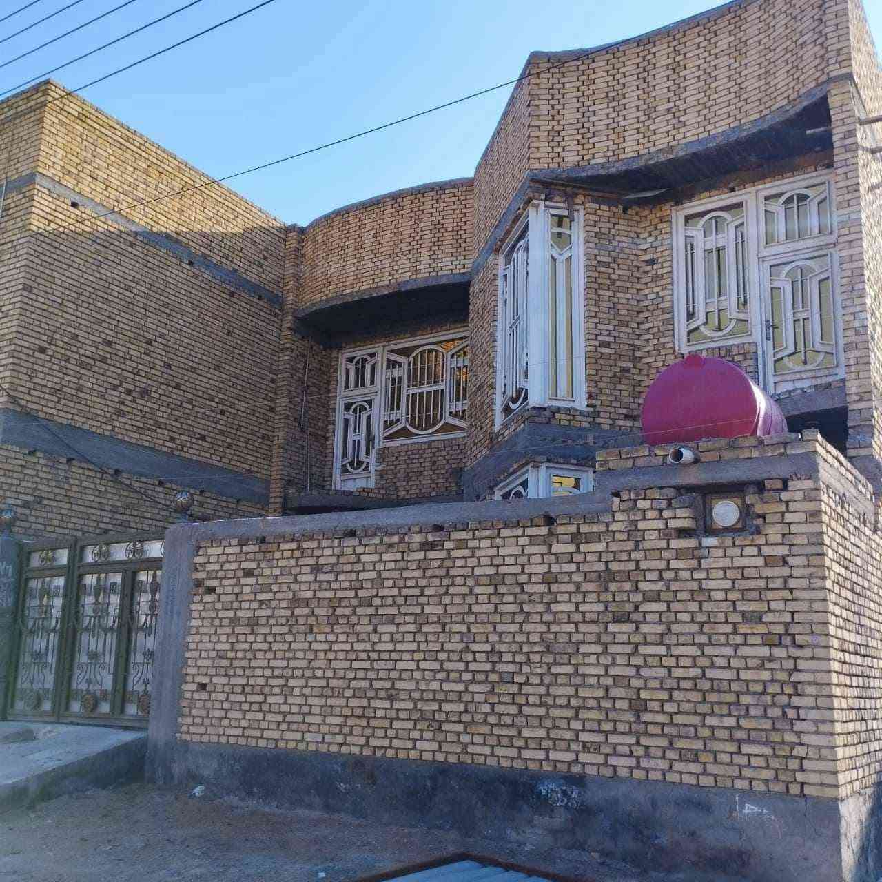 بيت للبيع طابقين طابو صرف  المساحة 200م/يتكون من 6 غرف كبار وصالتين ومناور 2 وإستقبال ومطبخ وصحيات 3 وگراج كبير  وايضاً فضله امام  البيت الناصرية الاسكان الصناعي على شارع عام الحولي آل بو فياض  الاتصال مع صاحب البيت  *********** موقع #تجاري
