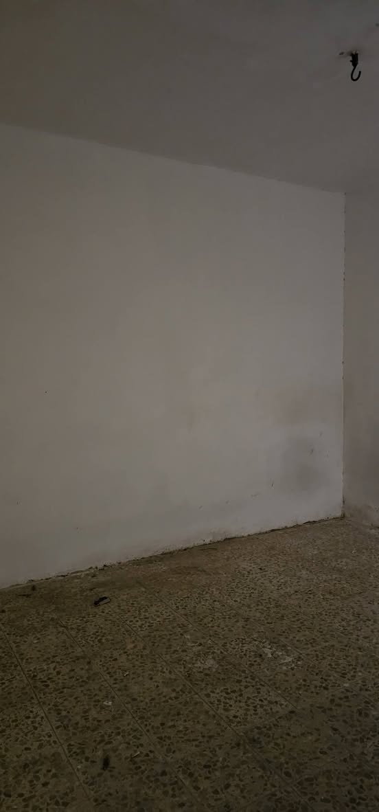 بيت للايجار في حي الوفاء مساحه 100 متر غرفتين وصاله مطبخ وصحيات نظافه نص ونص موقع كلش زين قريب اعداديه الشفق مال بنات سعر الايجار 300 للاستفسار/***********
