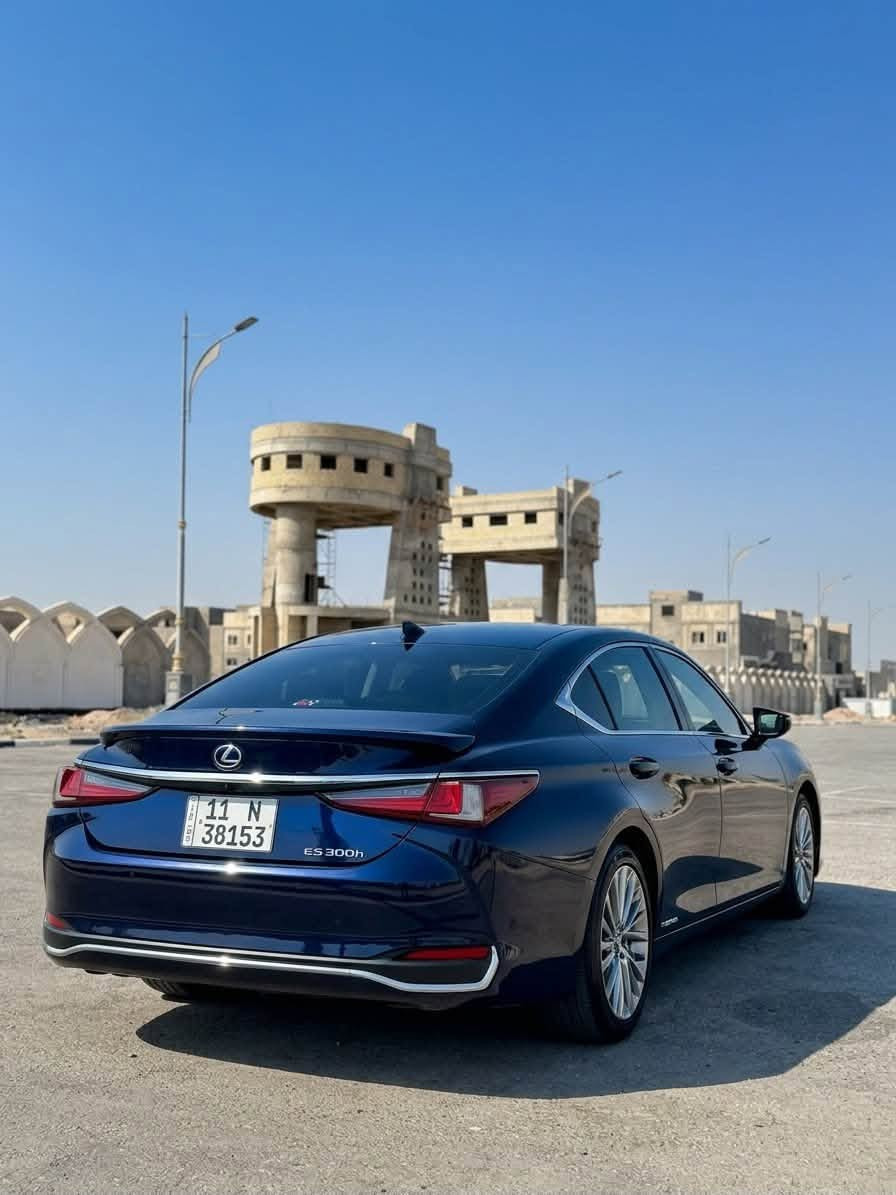 2023 هايبرد/ ‏Lexus es 300h  

لون أزرق كحلي 
كلش حلو لون السياره 

السيارة فول مواصفات ١/١ 

مكينه 2500 هايبرد 

رقم بغداد. بسمي  

46الف  

شواصي ولغود سليمه

بعض من مواصفات السيارة 

حساسات امامي و خلفي 

رادارات امامي و وجانبي 

مري شفط 

شاشه كبيره لمس 

نقاط عمياء 

تحديد مسار 

مثبت سرعة تفاعلي 

تدفئة تبريد كشنات مع خرن ميموري 

تدفئة ستيرن 

فتحة سقف 

نظام صوتي من JBL 

شاشة جبيرة نظام كار بلي وايرليس 

شحن لاسلكي  

مري شفط وكهرباء 

كشنات كهربائية 

هندبريك بصمه 

اشاير بالمري 

نظام ما قبل الاصطدام 

دخول ذكي اربع ابواب 
 

فتحة سقف 
 
حادثها السيارة بنيد 

وسيارة راجعه بلادي 

وبيها بعد هواي مواصفات معروفة 
السيارة جاهزة بدون نقص 
السعر 245 بيها شي بسيط  
للاستفسار ***********‭
مكان كربلاء
