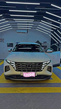 توسان موديل 2023 خليجي  ماشيه ٥٠ كيلو سياره فول عده فتحه وجلد  بيهه بي...