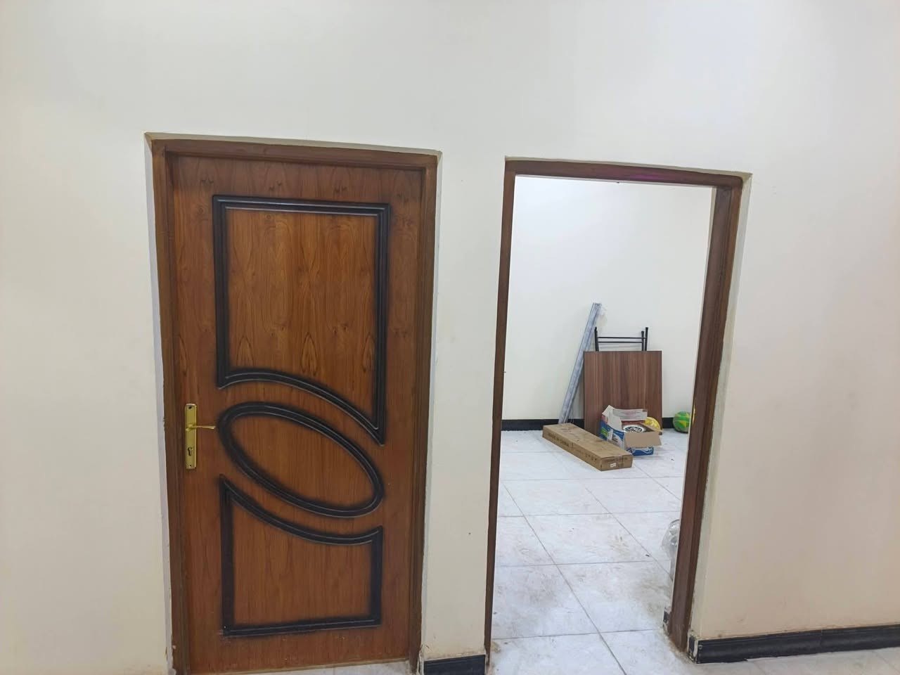 السلام عليكم بيت في الجزيره شارع زين العابدين مجمع الرواد متكون من غرفتين ودوانيه وهول ومطبخ وصحيات داخليه و خارجيه مساحه البيت 110 سعر 75 وقابل للتفاوض وتساب ***********

