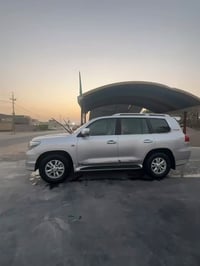 للبيع موديل 2010 كفاله عامه   ماشيه 200 اصل رقم بغداد