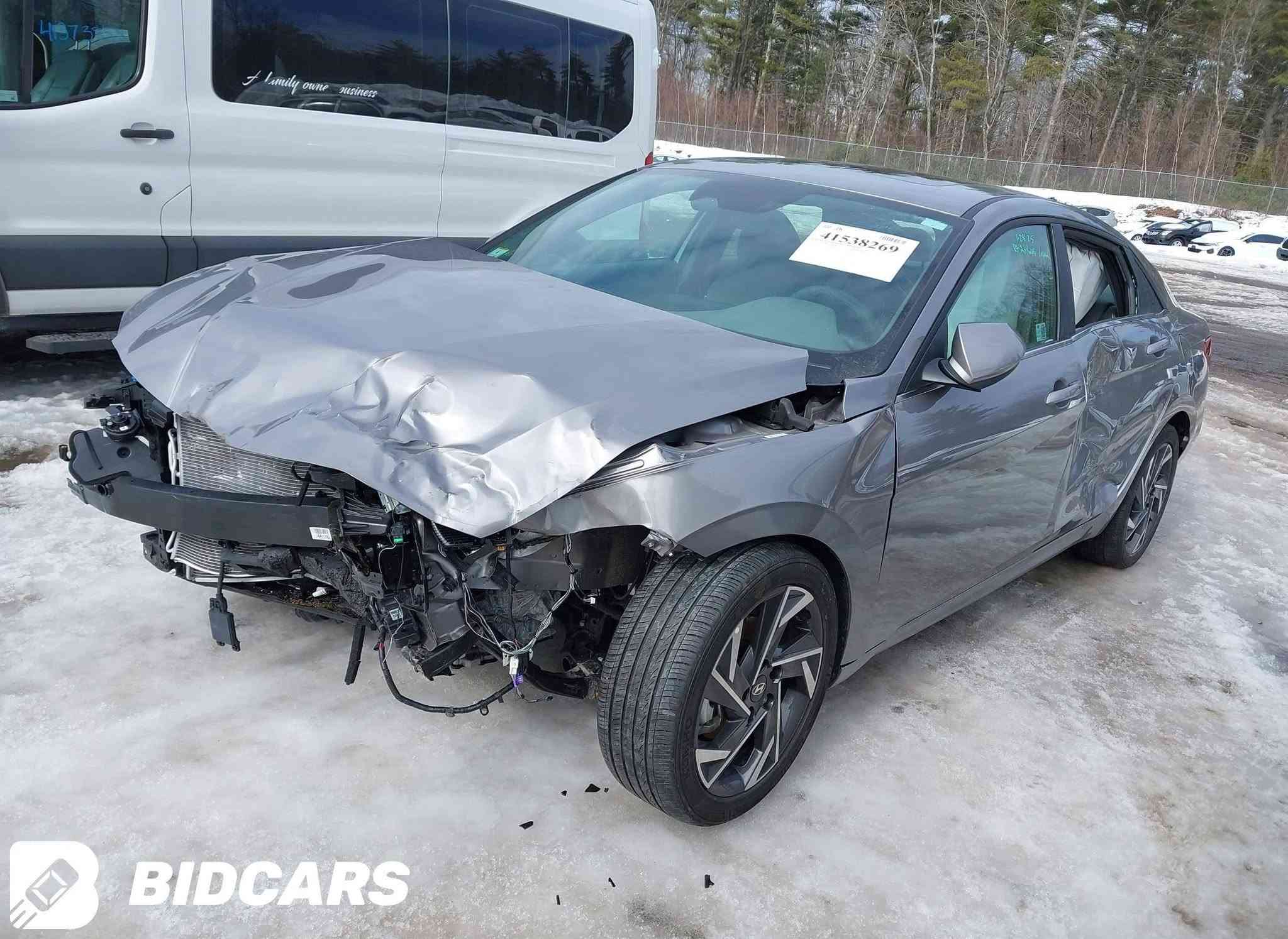 السلام عليكم للبيع سيارةHyundai Elantrموديل2024 فئةSEL وارد امريكي             المحرك2.0لتر.               (اقتصادي جداً).                السيارة ماشيه37الف 

حالة الحادث بكل امانه.                 (تعرضت لحادث في امريكا وتم تصليحها وصورة الحادث نشرتها ويا الصور).  

السيارة فول مواصفات                          (شاشة لمس متطور ،وشاشة عدادات رقمية ديجيتال ،رادار امامي وتحديد مسار،تشغيل ذكي بصمة ابواب وتشغيل عن بعد ،عجلات جنوط المنيوم مميزة فئةSEL،حساسات ونظام فرملة طوارئ تلقائي)الخ.                     

السيارة بعدها مامرقمه
(السيارة جاهزه وشوكت متريد نطلع انحولها بأي يوم يعجبك).

المكان/بغداد العامرية .
السعر/118ورقه.
الرقم/ ***********.

نص مكتوب في الصور:
- BIDCARS
- BIDCARSW