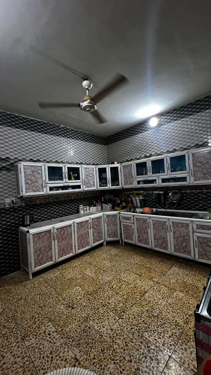 🏡 للبيع بيت في الناصرية – حي الخضراء (موقع مميز)
📐 المساحة: 240 م² (10×24)

🏠 طابق واحد – بناء طابوك أصلي وسقف صب كونكريت.

نوع العقار: طابو صرف

يحتوي على:

🛋️ استقبال

🛋️ صالة

🛏️ غرفتا نوم

🍽️ مطبخ

🌳 حوش واسع

🚻 حمامان (داخلي وخارجي)

🛒 محل تجاري ويعمل حالياً.

📍 الموقع: حي الخضراء، ثالث بيت عن شارع زديناوية السايدين، قريب جداً من الشارع الرئيسي.

⚡💧 الخدمات: ماء، كهرباء، مجاري، وإنترنت كيبل ضوئي.

📞 للاستفسار والمعاينة:

***********
السعر : خاص
