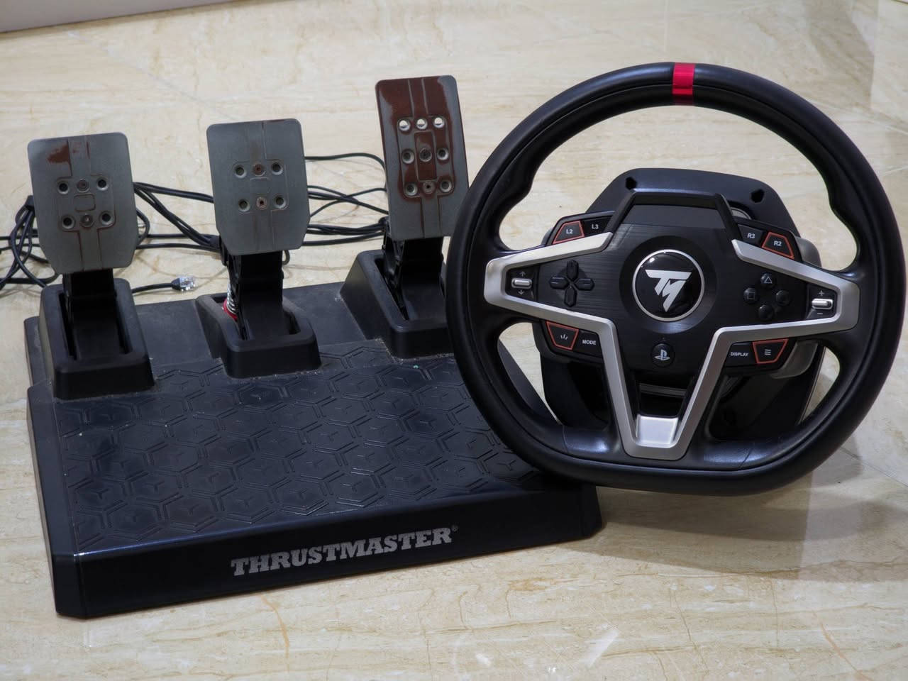 دركسون Thrustmaster T248 مع دواسات
🔹 المواصفات:

نظام Force Feedback ديناميكي بـ3 مستويات للتحكم بقوة الارتداد.

دواسات مغناطيسية T3PM قوية ودقيقة جداً.

شاشة LCD مدمجة بعرض معلومات (السرعة، التروس، توقيت اللفات، وغيرها).

مقبض ستيرن (عجلة) بتصميم واقعي مع أزرار قابلة للتخصيص.

شيفترات تبديل مغناطيسية خلف المقود (مثل سيارات الفورمولا).

يدعم كل ألعاب السباقات المشهورة.

يشتغل على PS5 / PS4 / PC
 

💰 السعر المطلوب: 300

توصيل جميع المحافظات
***********
