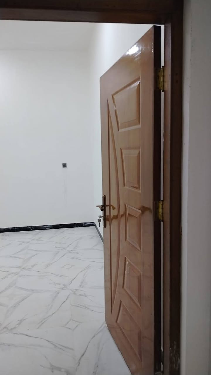 🏢 بناية استثمارية مميزة للبيع في الناصرية السعر 475🏢
​📌 الموقع: الناصرية - حي الموحية - مباشرة على الشارع الرئيسي (قرب دار المسنين).
📐 المساحة: 200 متر مربع.
📏 الأبعاد: الواجهة 10 متر | النزال 20 متر.
📄 نوع السند: طابو صرف.
​✨ تفاصيل وتقسيم البناية:
البناية مصممة ومقسمة بشكل استثماري ممتاز وعزل تام، حيث تحتوي على:
​🔹 مشتملات عدد (2)
​🔹 شقق سكنية عدد (2)
​⚙️ التجهيزات والخدمات:
​جميع الوحدات (الشقق والمشتملات) معزولة تماماً ومستقلة بخدماتها.
​مجهزة بالكامل بـ: (سخانات مياه + ماطورات بوستر لضخ المياه + تانكيات + مغاسل).
​💰 العائد الاستثماري (الوارد الشهري):
​البناية مؤجرة حالياً بالكامل، مما يضمن لك دخلاً فورياً.
​الوارد الشهري الحالي: 1,750,000 دينار عراقي (مليون وسبعمائة وخمسون ألف).
​📞 للاستفسار والتواصل:
للمزيد من المعلومات أو لتنسيق موعد للمعاينة، يرجى الاتصال على الرقم التالي:
📱 ***********
