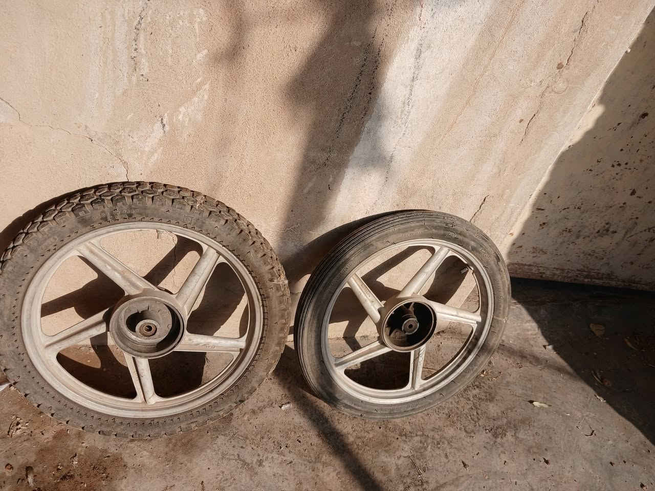السلام عليكم ويل كب للبيع امامي وخلفي نضاف حيل  هنه وتايرتهن كاملات قيم بل يرضا الله
