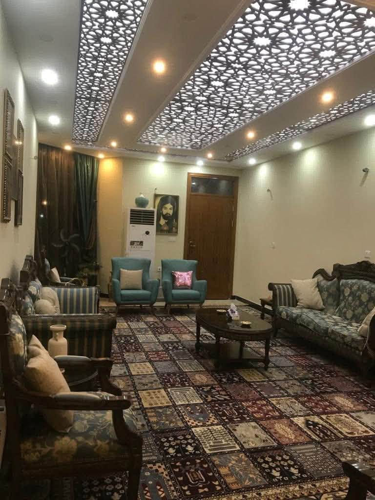 السلام عليكم
 للبيع دار سكن مساحة 240م في منطقة البنوك المدراء الواجهه 8م النزال 30م بناء حديث شارع عريض
( سند مستقل ) يحتوي على حديقة وكراج + 5 غرف نوم + استقبال ومطبخ وصالة وصحيات ومناور عدد 3 للاستفسار اكثر مراجعة مكتب الجوهرة للوساطة العقارية الكائن في شارع الكنيسة او الاتصال على الرقم ***********
