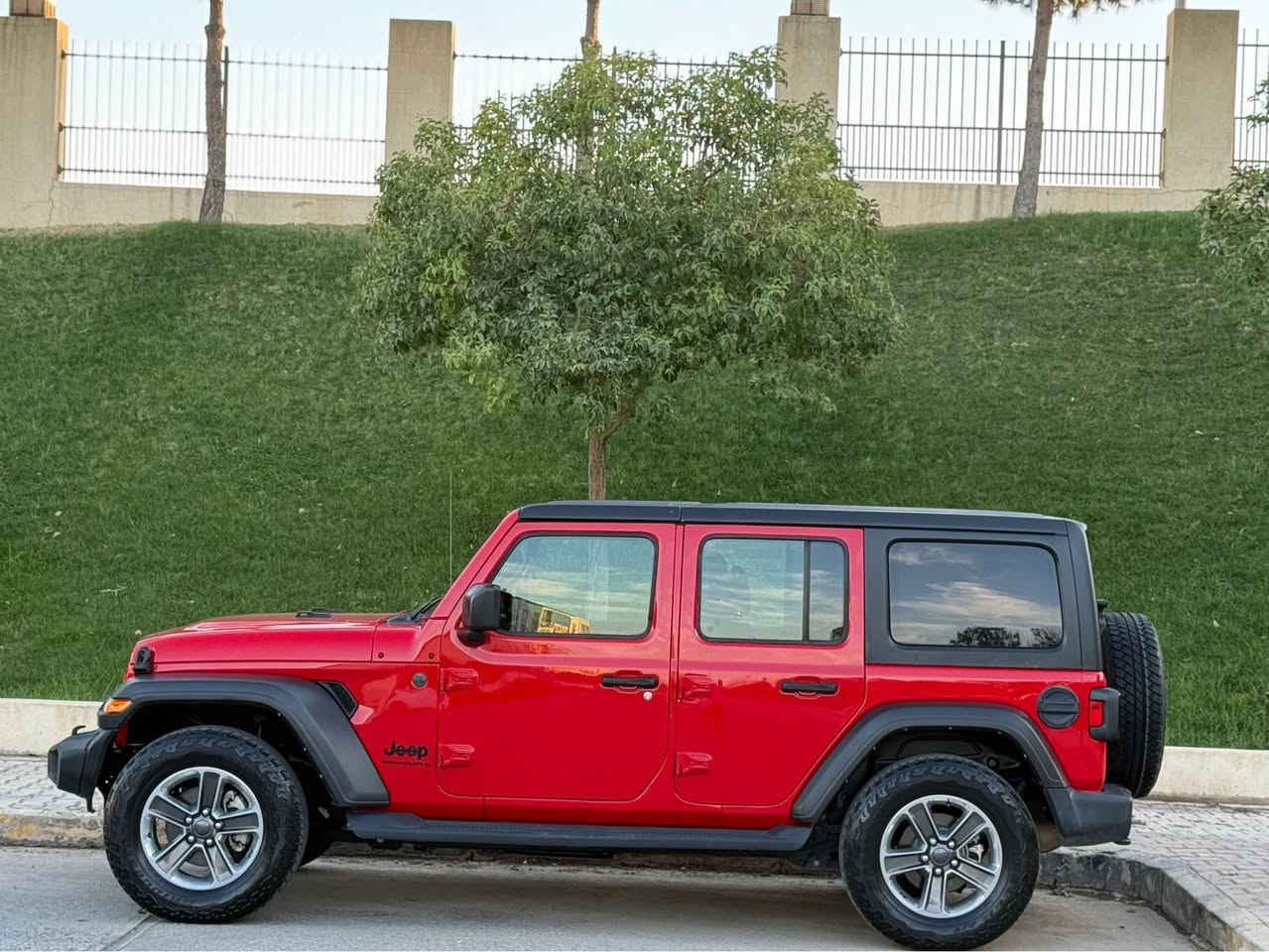 Jeep Wrangler 2023
جێب ڕانگلەر ٢٠٢٣
مواسەفات سپۆرت
‏٢٩٠٠٠ mile ڕۆشتووە
چوار بستۆن و تۆربۆ
دەبڵ ئەکسل
بەصمە تەحدید سورعە
شاشە و کامێرا
پێشی کەپسە و هەردوو چەمەلەغی دواوەی تەنها کەڤەری گۆڕاوە
گێڕ و مەکینە و دەبڵ ئەکسلی بەشەرت 
٢١٥ گەڵا و کەمێک معامەلە
*********** السليمانية, العراق

