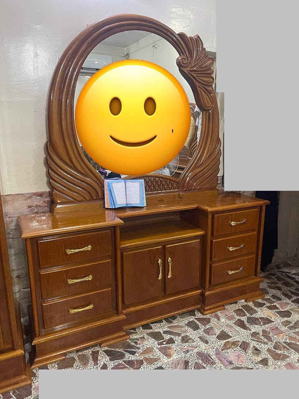 للبيع غرفة اخشاب تزكام صاج أصلي خشب ثغيل نضيفه موجوده بل كوت كريميه سعر مليون ٦٠٠ بيه مجال مستعجل على بيعته مكلف بل نشر *********** هذا رقمي واتساب
