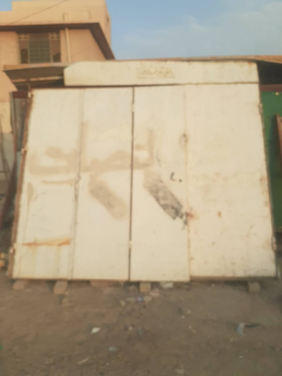 من رخصت مدير الكروب المحترم 
باب محل دفتريه ٤طلاكات حديد 
٢ شباك كبير وصغير بيع 
 مستعجل مكاني
مكاني نجف حي القدس ***********
