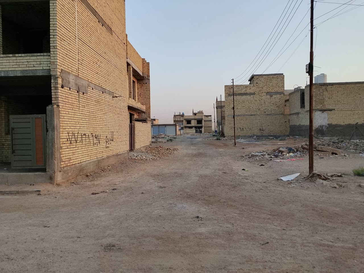 السلام عليكم هيكل للبيع مساحه 100 واجهه 10 ونزال 10 اربع غرفه النوم الاتصال على الرقم ***********
