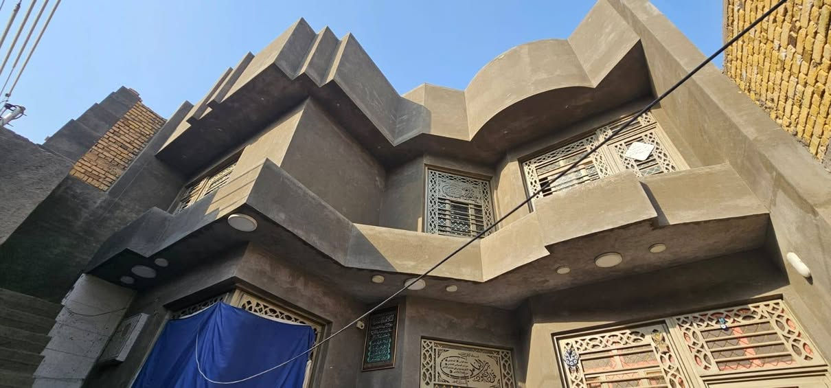 ### 🏠 للبيع دار سكني في الناصرية – حي الأمير

📍 **الموقع:** الناصرية – صوب الشامية – حي الأمير  
📐 **المساحة:** 200 متر مربع  
🏠 **الطابق الأرضي:** مكتمل وجاهز للسكن  
🏗️ **الطابق الثاني:**  كامل بناء وتسقيف بس بدون تشطيب (لبخ وبياض)  
مع شقه معزولة بدرج خارجي صب **الواجهة الخارجية مكتملة بالبخ **  
🛏️ **عدد الغرف:** 4  
🚿 **عدد الحمامات:** 4  
🚗 **كراج:سيارة  
📄 **السند:** طابو ملك صرف  
🏦 **يوجد قرض إسكان على العقار**  
💰 **السعر المطلوب:** 500 مليون دينار **قابل للتفاوض**

⭐ **الموقع مميز:**  
- قريب من المدارس  
- قريب من **مدرسة النورين**  
- أقرب نقطة دالة: **خطوة الإمام علي (عليه السلام)**

📞 **للتواصل على ***********

**البيت بناء 2024  
للجادين فقط، والمعاينة خير دليل.** 🌹
