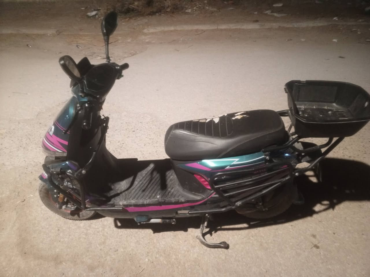 ماطور شحن للبيع السعر ٧٠٠وبي مجال المكان رمادي خمسه كيلو للستفسار رقم ***********
