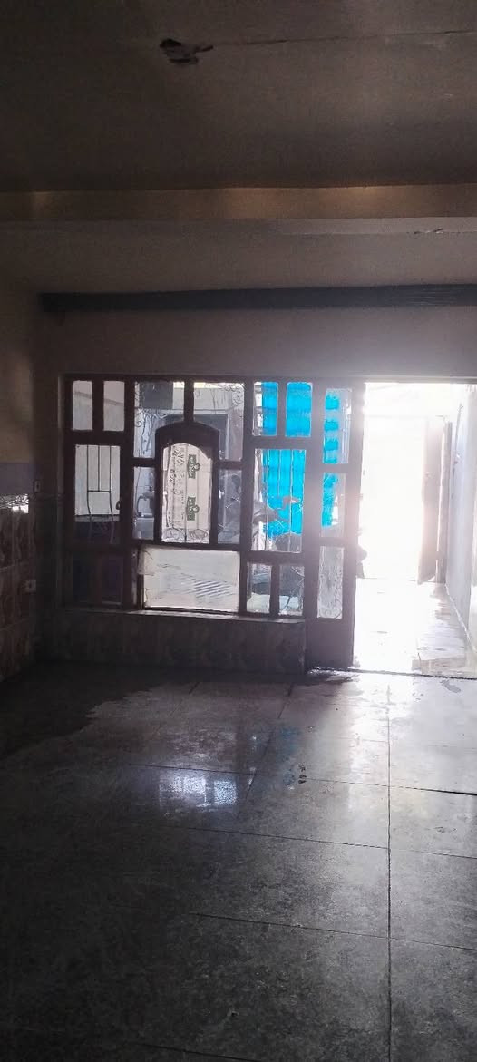 نص قطعه للبيع مقطوعه من بيت الموقع مدينه الصدر قطاع ٢٠ (شارع٦٠ مقابيل الاستدارة) الشارع تحت العمار جاي يشتغلون بي   النص صايره بيت فوك وبيت جوه يرهم للاستثمار او تفليش  السعر ١٢٥  وهذا ارخص سعر راح تشوفه علئ شارع ٦٠ رقم الهاتف ***********
