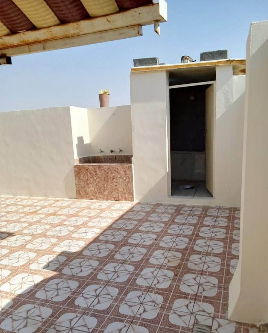 السلام عليكم بيت زراعي للبيع : دونم وربع سند 25زراعي مساحه البيت 350 متر  تفاصيل البيت 3 غرف نوم وصاله كبير ومطبخ  كبير واستقبال 4×10 صحيات خارجيه وحمام داخلي  وطارمه   عنوان الدار خلف سيد محيل على شارع عام منطقه متوفر جميع خدمات بيه كهرباء ماي  الشراي يتصل عل رقم ***********
