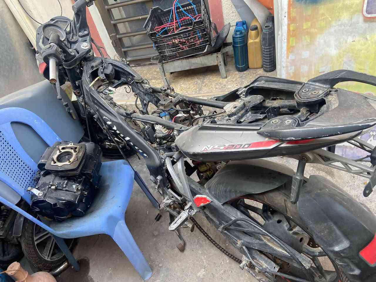 دراجه بولسر ٢٠٠ شكل بطح أبيع كوم حديد وياهة مكينتهة ايرادلهة كير أو كهربائيات اتجي تحمل وتروح اب ٢٠٠ ألف مكاني بغداد 
***********
