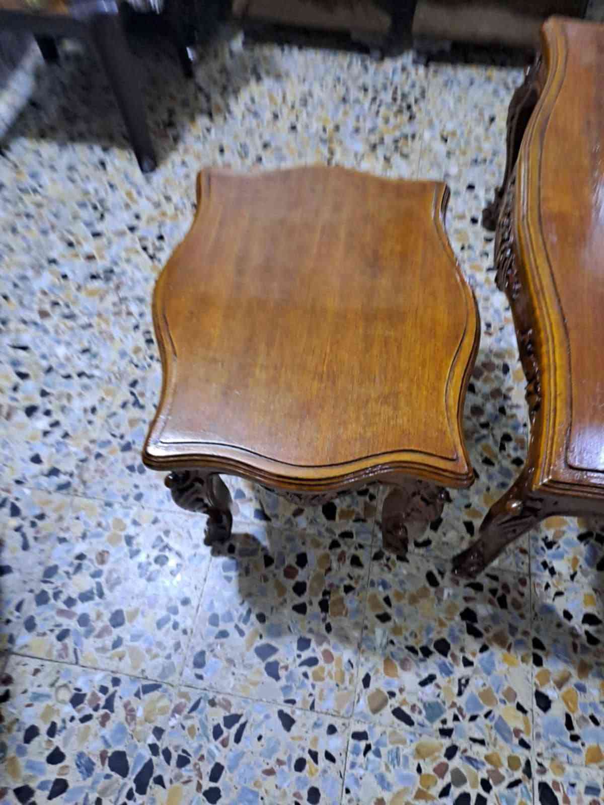 ميز • طبلتين • نقش مصري